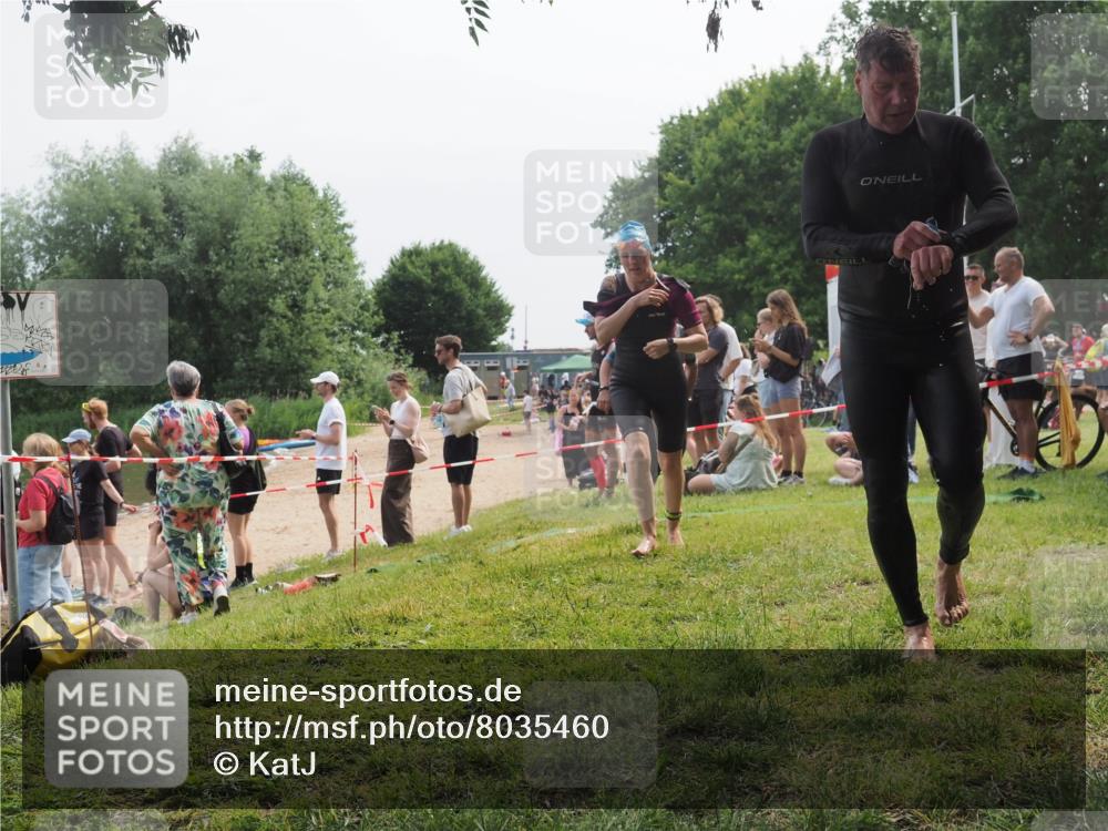 21.06.2025 - 27. Vierlanden-Triathlon KatJ http://msf.ph/oto/8035460 15.06.2025 11:20:11 Schwimmen 806, 889, 930, 932, 940, 964, 976 meine-sportfotos.de