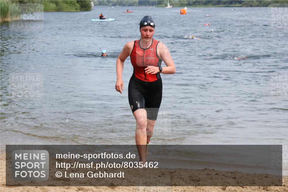 21.06.2025 - 27. Vierlanden-Triathlon Lena Gebhardt http://msf.ph/oto/8035462 15.06.2025 11:22:51 Schwimmen 894 meine-sportfotos.de