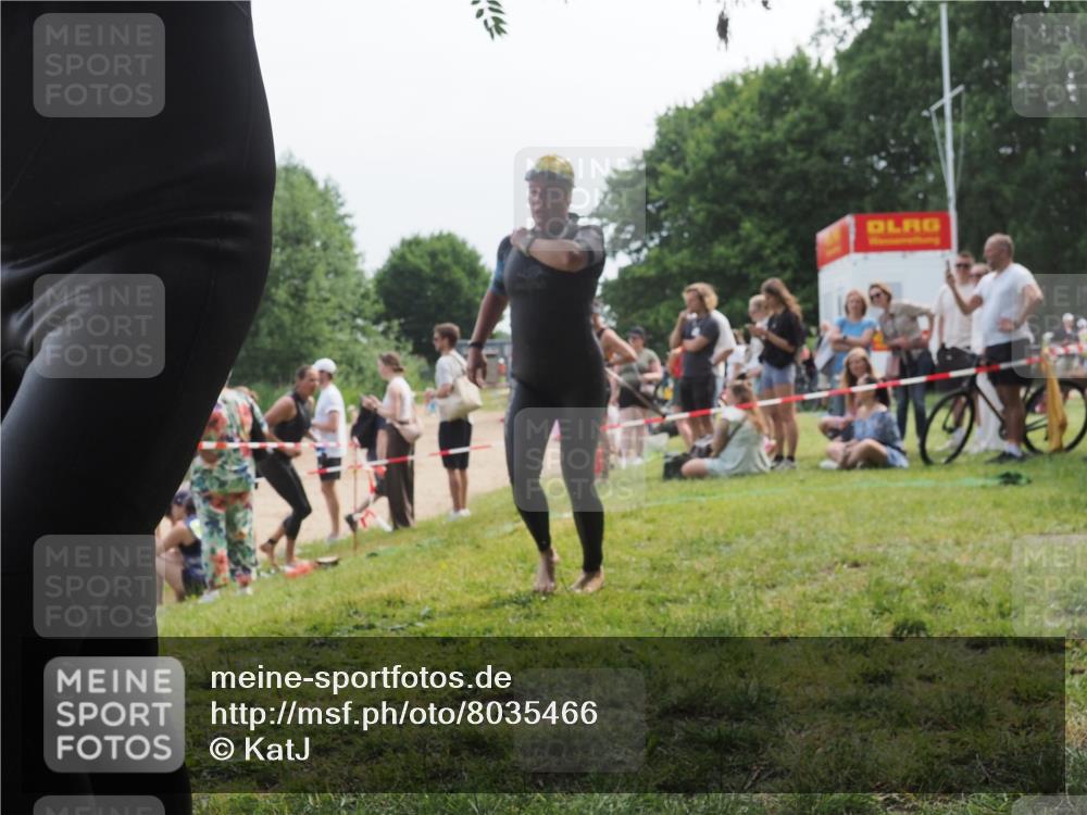 21.06.2025 - 27. Vierlanden-Triathlon KatJ http://msf.ph/oto/8035466 15.06.2025 11:20:13 Schwimmen 806, 889, 930, 932, 940, 976 meine-sportfotos.de