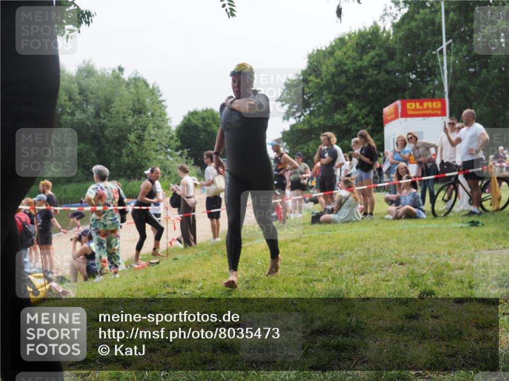 21.06.2025 - 27. Vierlanden-Triathlon KatJ http://msf.ph/oto/8035473 15.06.2025 11:20:13 Schwimmen 806, 889, 930, 932, 940, 976 meine-sportfotos.de