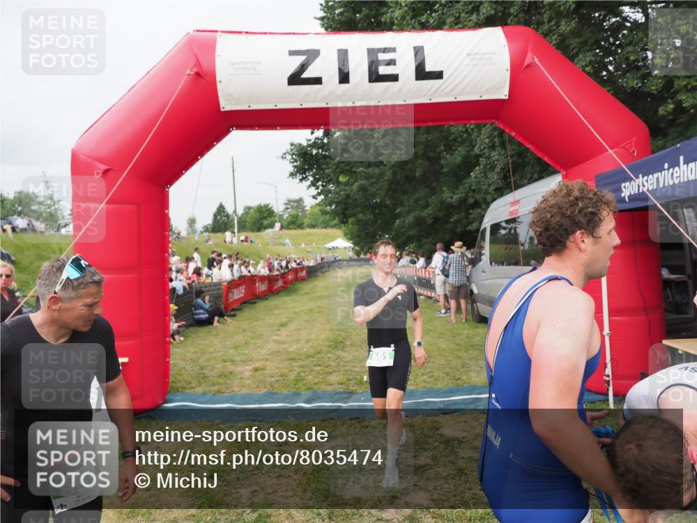 21.06.2025 - 27. Vierlanden-Triathlon MichiJ http://msf.ph/oto/8035474 15.06.2026 13:00:09 Ziel 661 meine-sportfotos.de