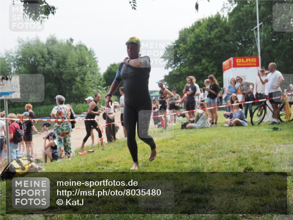 21.06.2025 - 27. Vierlanden-Triathlon KatJ http://msf.ph/oto/8035480 15.06.2025 11:20:13 Schwimmen 806, 889, 930, 932, 940, 976 meine-sportfotos.de
