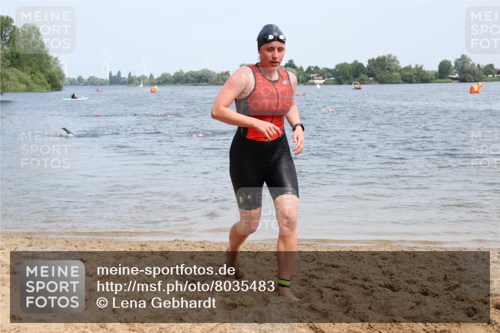 21.06.2025 - 27. Vierlanden-Triathlon Lena Gebhardt http://msf.ph/oto/8035483 15.06.2025 11:22:52 Schwimmen 894 meine-sportfotos.de