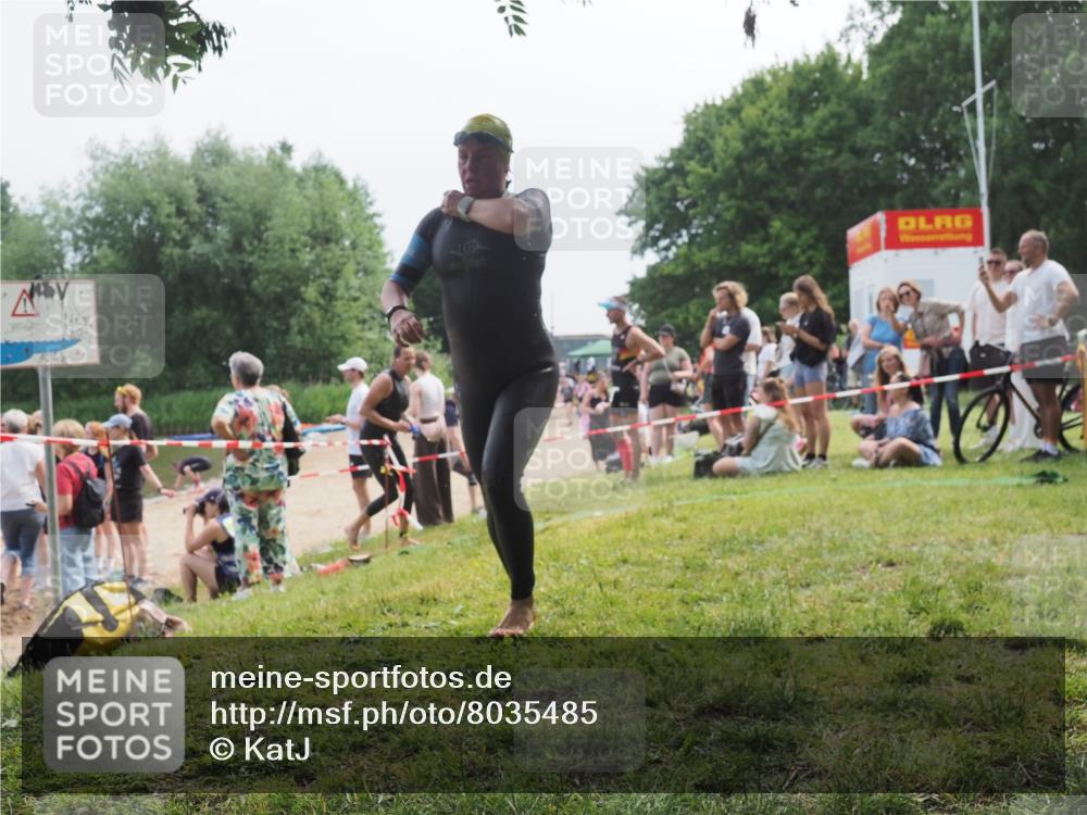 21.06.2025 - 27. Vierlanden-Triathlon KatJ http://msf.ph/oto/8035485 15.06.2025 11:20:13 Schwimmen 806, 889, 930, 932, 940, 976 meine-sportfotos.de