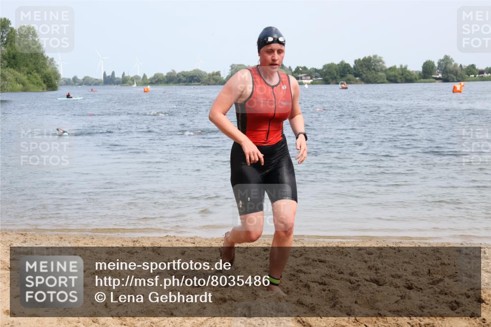 21.06.2025 - 27. Vierlanden-Triathlon Lena Gebhardt http://msf.ph/oto/8035486 15.06.2025 11:22:53 Schwimmen 894 meine-sportfotos.de