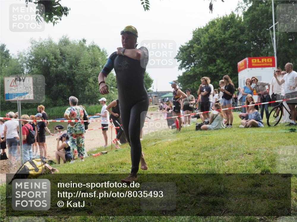 21.06.2025 - 27. Vierlanden-Triathlon KatJ http://msf.ph/oto/8035493 15.06.2025 11:20:13 Schwimmen 806, 889, 930, 932, 940, 976 meine-sportfotos.de
