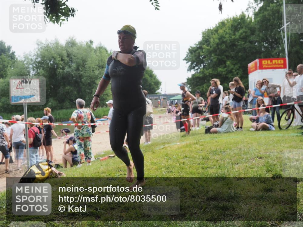21.06.2025 - 27. Vierlanden-Triathlon KatJ http://msf.ph/oto/8035500 15.06.2025 11:20:14 Schwimmen 806, 889, 930, 932, 940, 976 meine-sportfotos.de