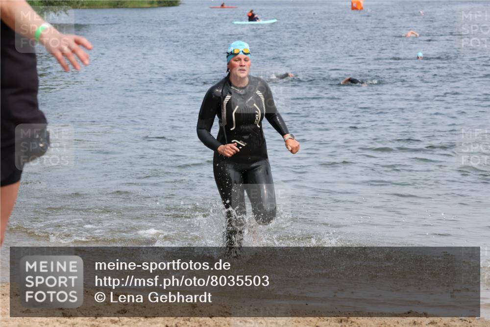 21.06.2025 - 27. Vierlanden-Triathlon Lena Gebhardt http://msf.ph/oto/8035503 15.06.2025 11:23:15 Schwimmen 950, 980 meine-sportfotos.de