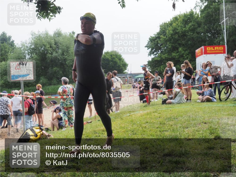 21.06.2025 - 27. Vierlanden-Triathlon KatJ http://msf.ph/oto/8035505 15.06.2025 11:20:14 Schwimmen 806, 889, 930, 932, 940, 976 meine-sportfotos.de