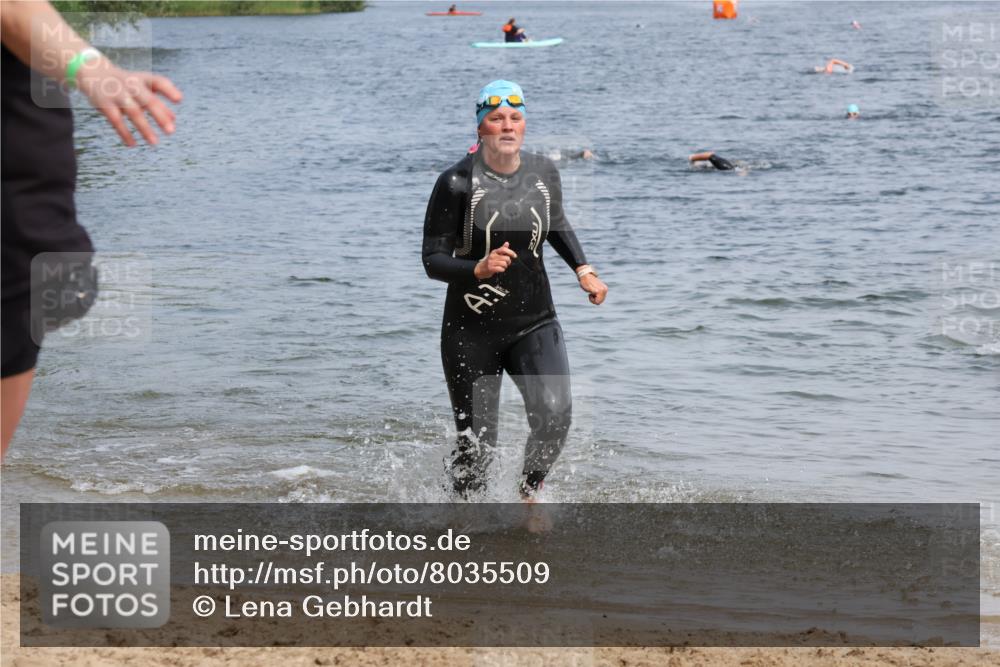 21.06.2025 - 27. Vierlanden-Triathlon Lena Gebhardt http://msf.ph/oto/8035509 15.06.2025 11:23:15 Schwimmen 950, 980 meine-sportfotos.de