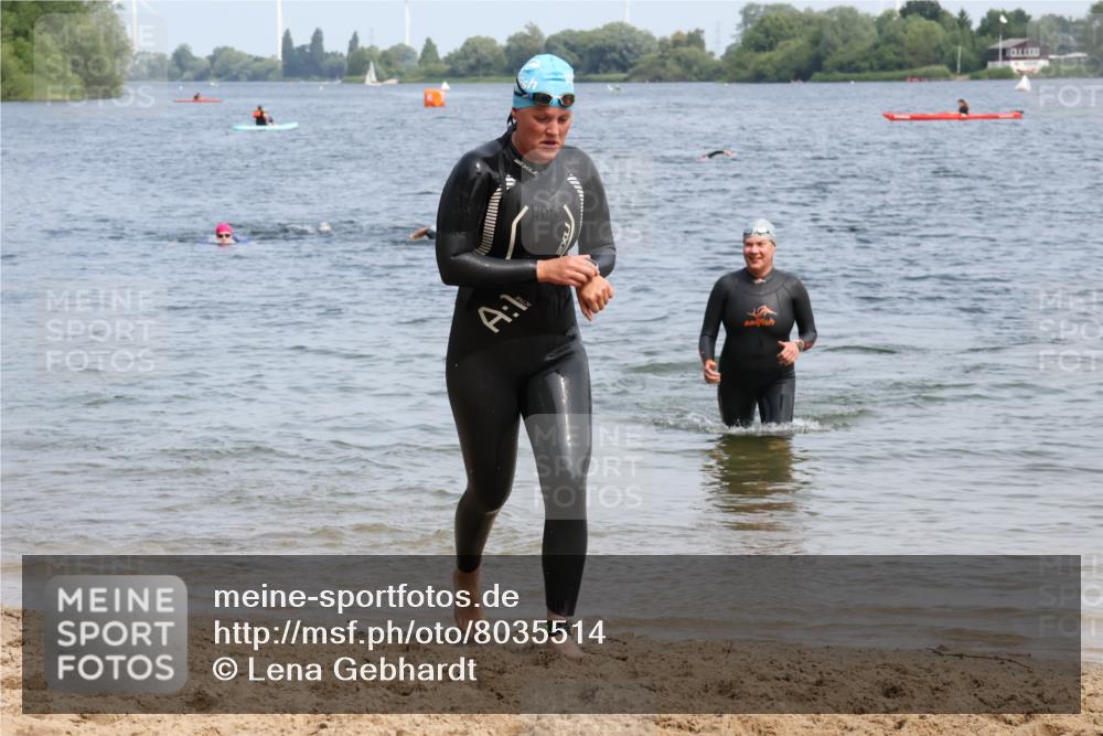 21.06.2025 - 27. Vierlanden-Triathlon Lena Gebhardt http://msf.ph/oto/8035514 15.06.2025 11:23:16 Schwimmen 950, 980 meine-sportfotos.de