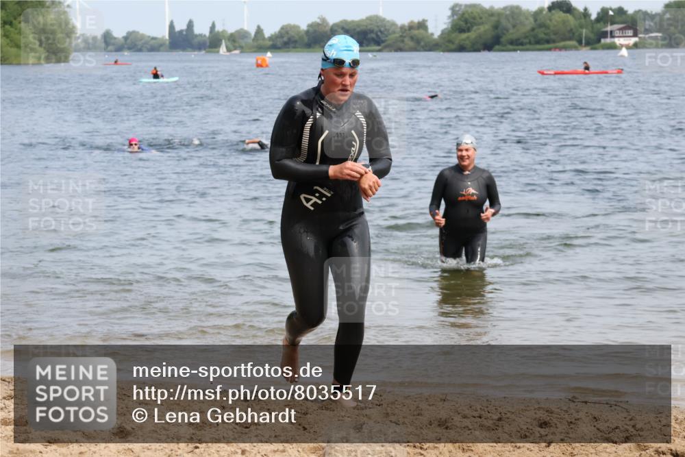 21.06.2025 - 27. Vierlanden-Triathlon Lena Gebhardt http://msf.ph/oto/8035517 15.06.2025 11:23:16 Schwimmen 950, 980 meine-sportfotos.de