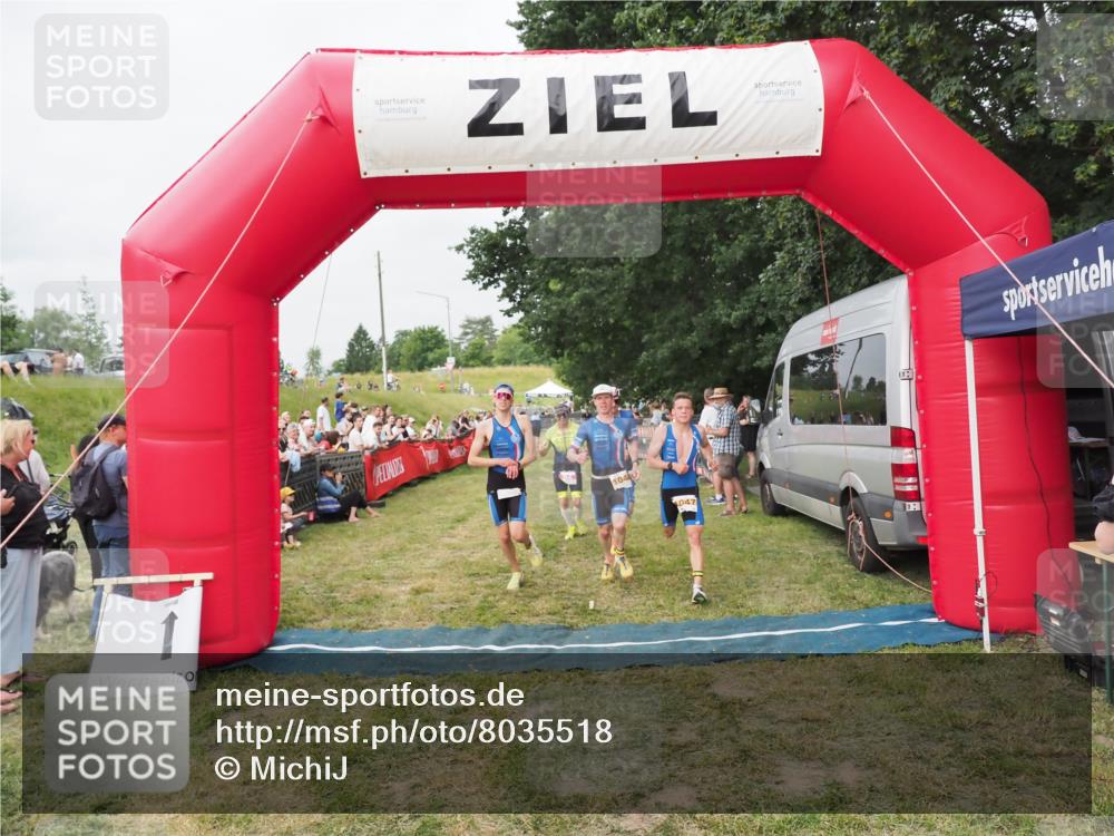 21.06.2025 - 27. Vierlanden-Triathlon MichiJ http://msf.ph/oto/8035518 15.06.2026 13:00:32 Ziel 94, 1044, 1046, 1047, 1048 meine-sportfotos.de