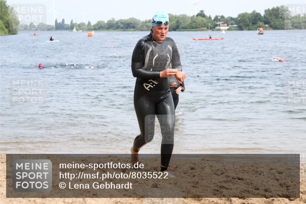 21.06.2025 - 27. Vierlanden-Triathlon Lena Gebhardt http://msf.ph/oto/8035522 15.06.2025 11:23:17 Schwimmen 950, 980 meine-sportfotos.de