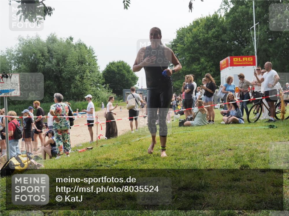 21.06.2025 - 27. Vierlanden-Triathlon KatJ http://msf.ph/oto/8035524 15.06.2025 11:20:17 Schwimmen 880, 930, 940, 976 meine-sportfotos.de