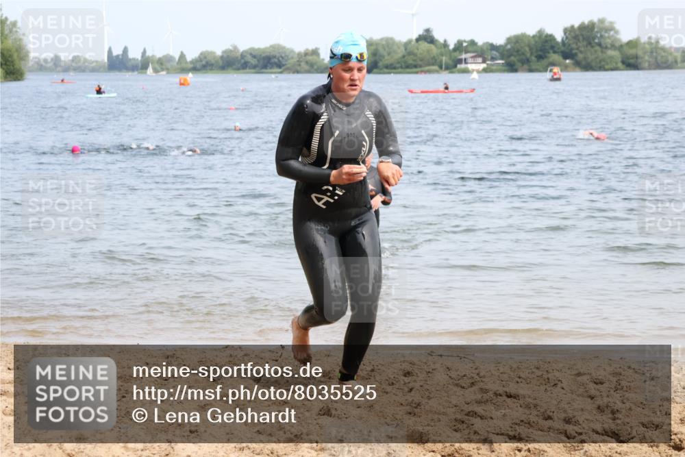 21.06.2025 - 27. Vierlanden-Triathlon Lena Gebhardt http://msf.ph/oto/8035525 15.06.2025 11:23:17 Schwimmen 950, 980 meine-sportfotos.de