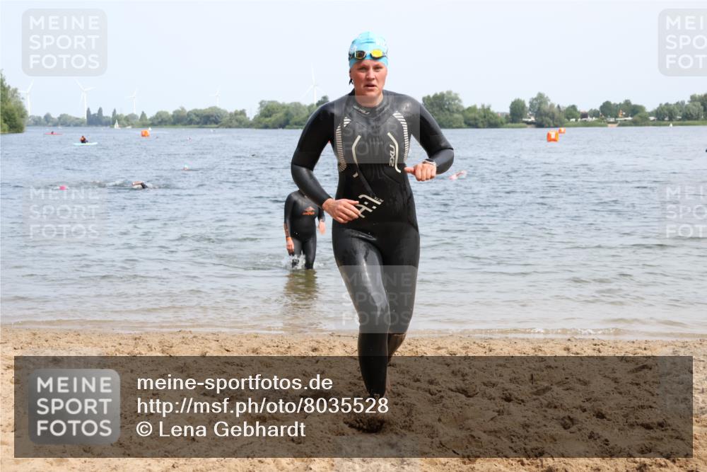 21.06.2025 - 27. Vierlanden-Triathlon Lena Gebhardt http://msf.ph/oto/8035528 15.06.2025 11:23:18 Schwimmen 950, 980 meine-sportfotos.de