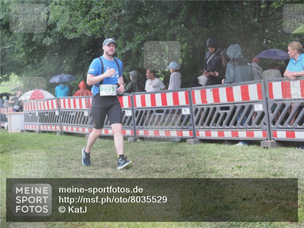 21.06.2025 - 27. Vierlanden-Triathlon KatJ http://msf.ph/oto/8035529 15.06.2025 13:51:55 Ziel 729, 1154 meine-sportfotos.de