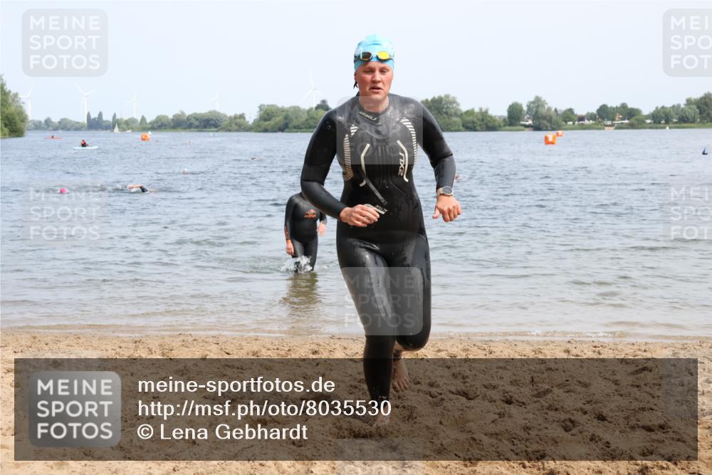 21.06.2025 - 27. Vierlanden-Triathlon Lena Gebhardt http://msf.ph/oto/8035530 15.06.2025 11:23:18 Schwimmen 950, 980 meine-sportfotos.de
