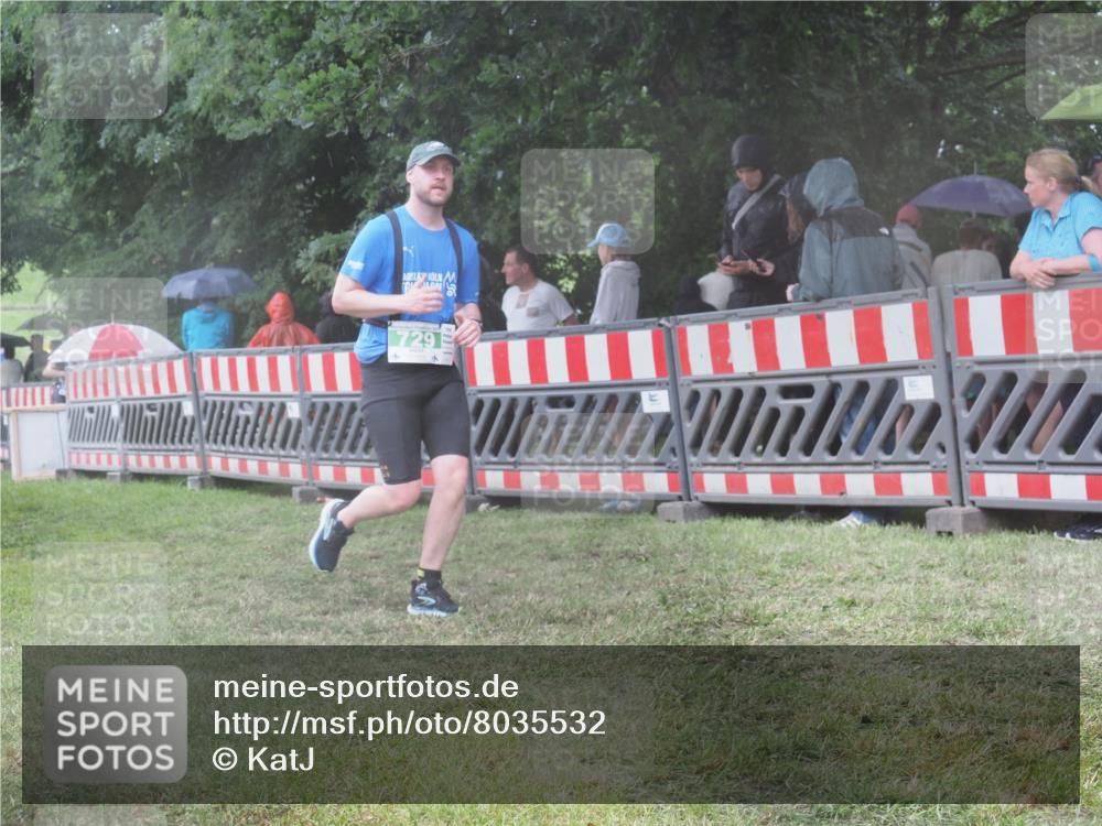 21.06.2025 - 27. Vierlanden-Triathlon KatJ http://msf.ph/oto/8035532 15.06.2025 13:51:55 Ziel 729, 1154 meine-sportfotos.de