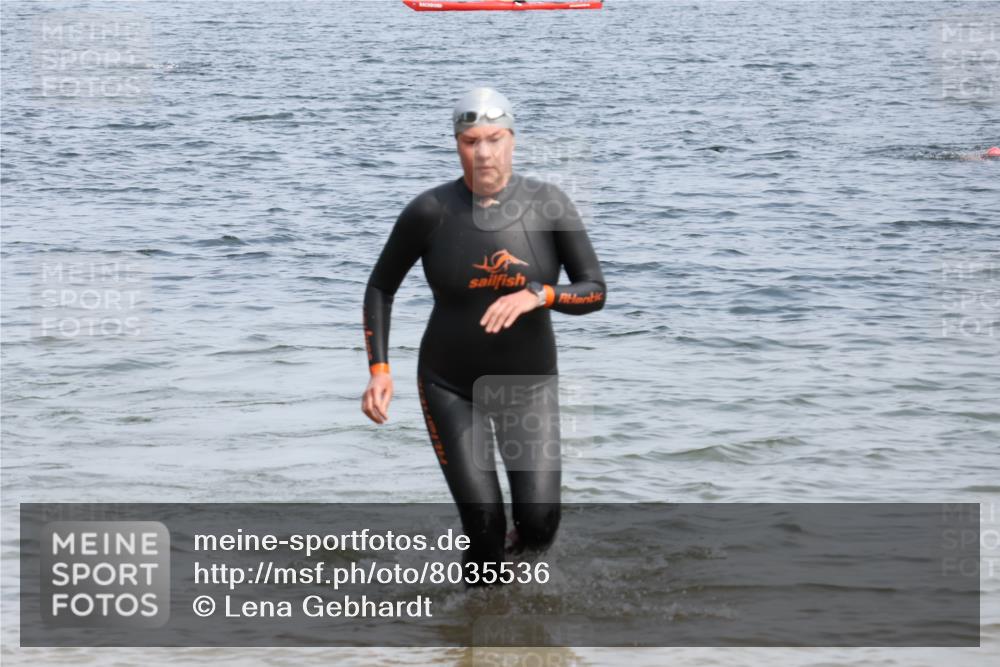 21.06.2025 - 27. Vierlanden-Triathlon Lena Gebhardt http://msf.ph/oto/8035536 15.06.2025 11:23:20 Schwimmen 950, 980 meine-sportfotos.de