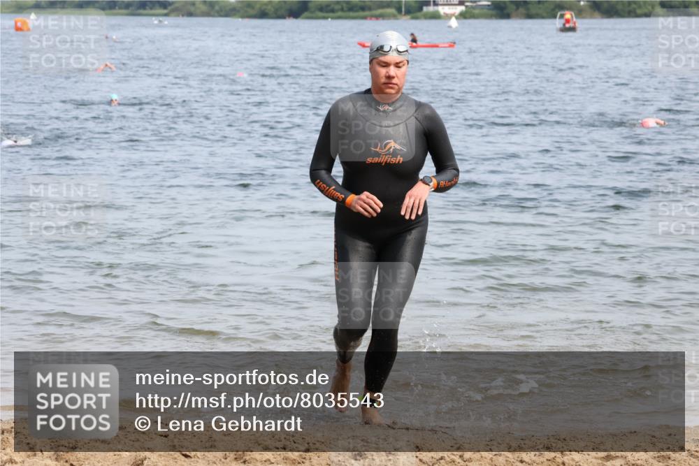 21.06.2025 - 27. Vierlanden-Triathlon Lena Gebhardt http://msf.ph/oto/8035543 15.06.2025 11:23:22 Schwimmen 950, 980 meine-sportfotos.de