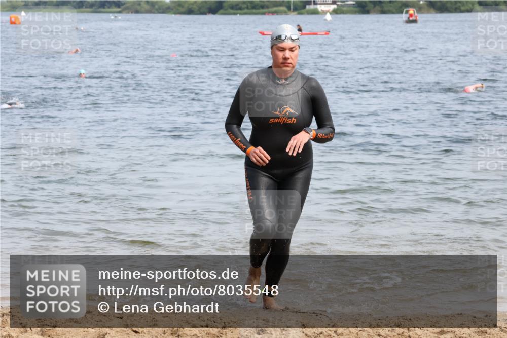 21.06.2025 - 27. Vierlanden-Triathlon Lena Gebhardt http://msf.ph/oto/8035548 15.06.2025 11:23:22 Schwimmen 950, 980 meine-sportfotos.de