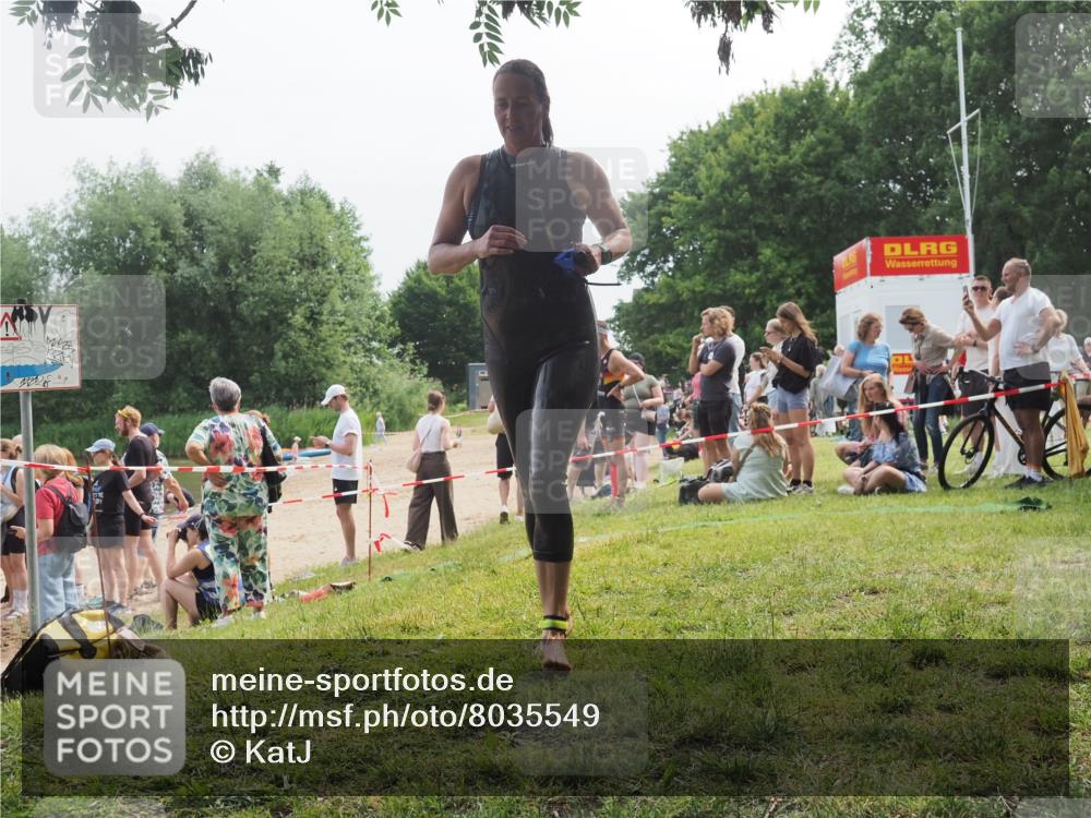 21.06.2025 - 27. Vierlanden-Triathlon KatJ http://msf.ph/oto/8035549 15.06.2025 11:20:18 Schwimmen 880, 926, 930, 940, 976 meine-sportfotos.de