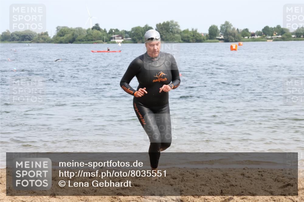 21.06.2025 - 27. Vierlanden-Triathlon Lena Gebhardt http://msf.ph/oto/8035551 15.06.2025 11:23:23 Schwimmen 950, 980 meine-sportfotos.de