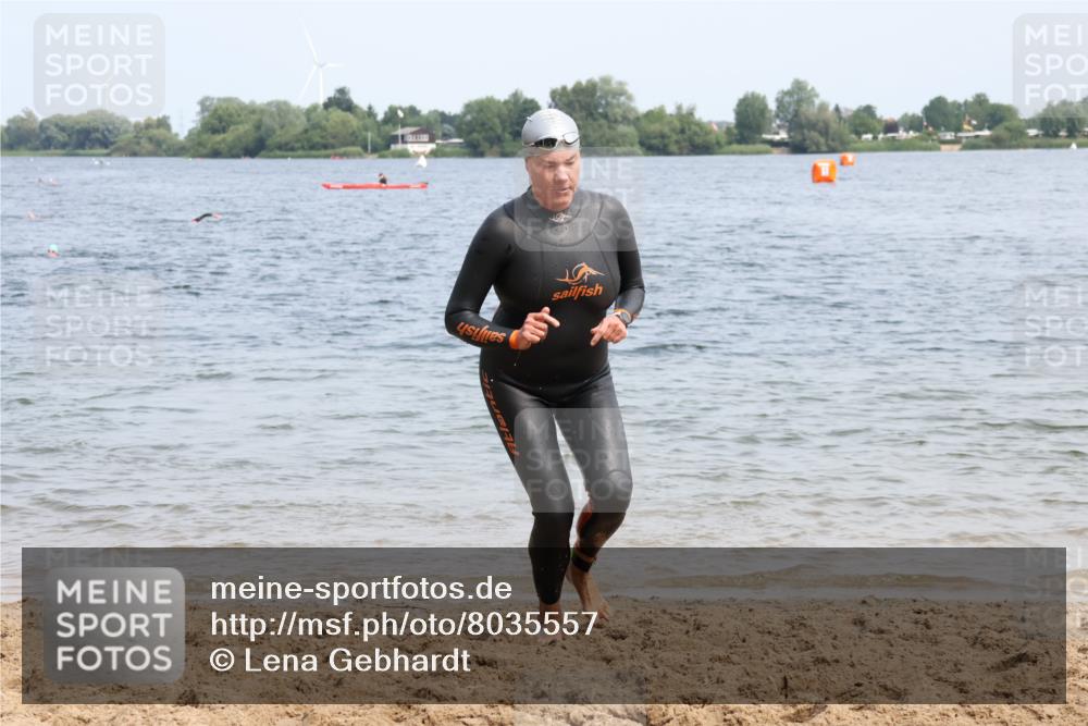 21.06.2025 - 27. Vierlanden-Triathlon Lena Gebhardt http://msf.ph/oto/8035557 15.06.2025 11:23:23 Schwimmen 950, 980 meine-sportfotos.de