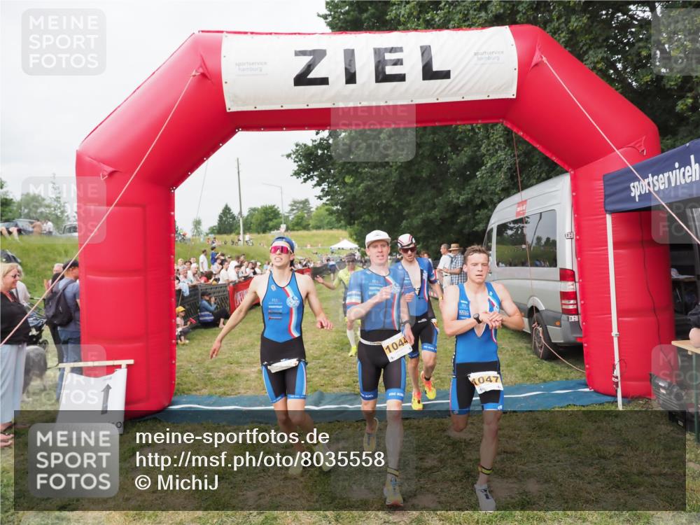 21.06.2025 - 27. Vierlanden-Triathlon MichiJ http://msf.ph/oto/8035558 15.06.2026 13:00:33 Ziel 94, 1044, 1046, 1047, 1048 meine-sportfotos.de