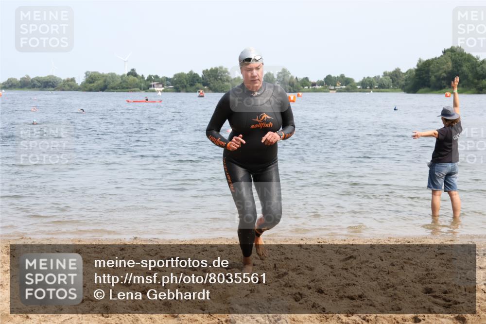 21.06.2025 - 27. Vierlanden-Triathlon Lena Gebhardt http://msf.ph/oto/8035561 15.06.2025 11:23:24 Schwimmen 950, 980 meine-sportfotos.de