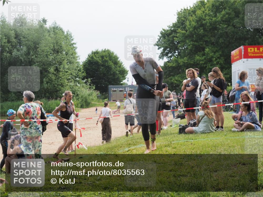21.06.2025 - 27. Vierlanden-Triathlon KatJ http://msf.ph/oto/8035563 15.06.2025 11:20:24 Schwimmen 838, 880, 890, 926, 940 meine-sportfotos.de