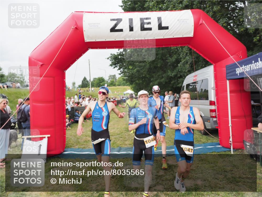 21.06.2025 - 27. Vierlanden-Triathlon MichiJ http://msf.ph/oto/8035565 15.06.2026 13:00:33 Ziel 94, 1044, 1046, 1047, 1048 meine-sportfotos.de