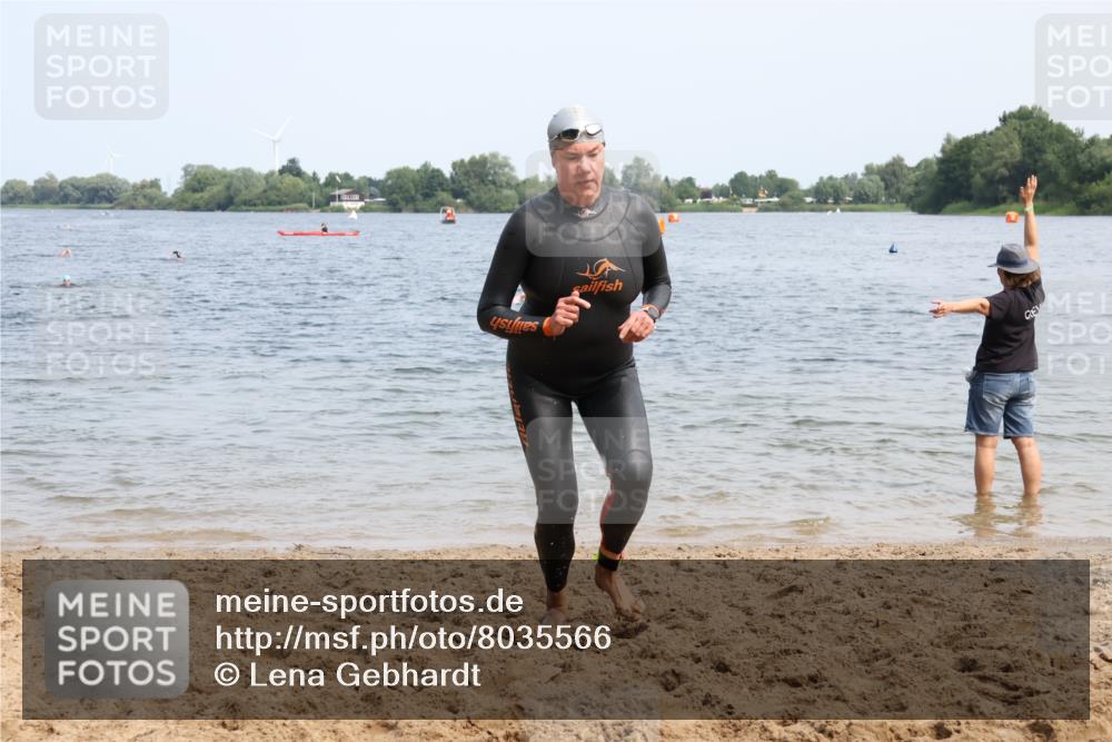 21.06.2025 - 27. Vierlanden-Triathlon Lena Gebhardt http://msf.ph/oto/8035566 15.06.2025 11:23:24 Schwimmen 950, 980 meine-sportfotos.de
