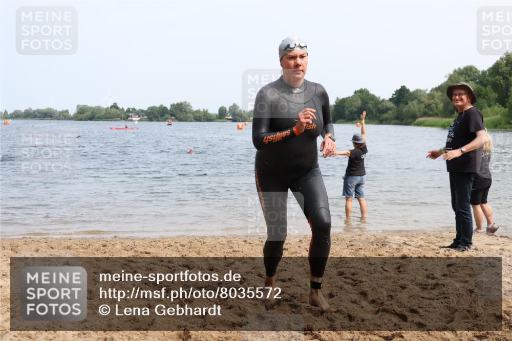 21.06.2025 - 27. Vierlanden-Triathlon Lena Gebhardt http://msf.ph/oto/8035572 15.06.2025 11:23:25 Schwimmen 950, 980 meine-sportfotos.de