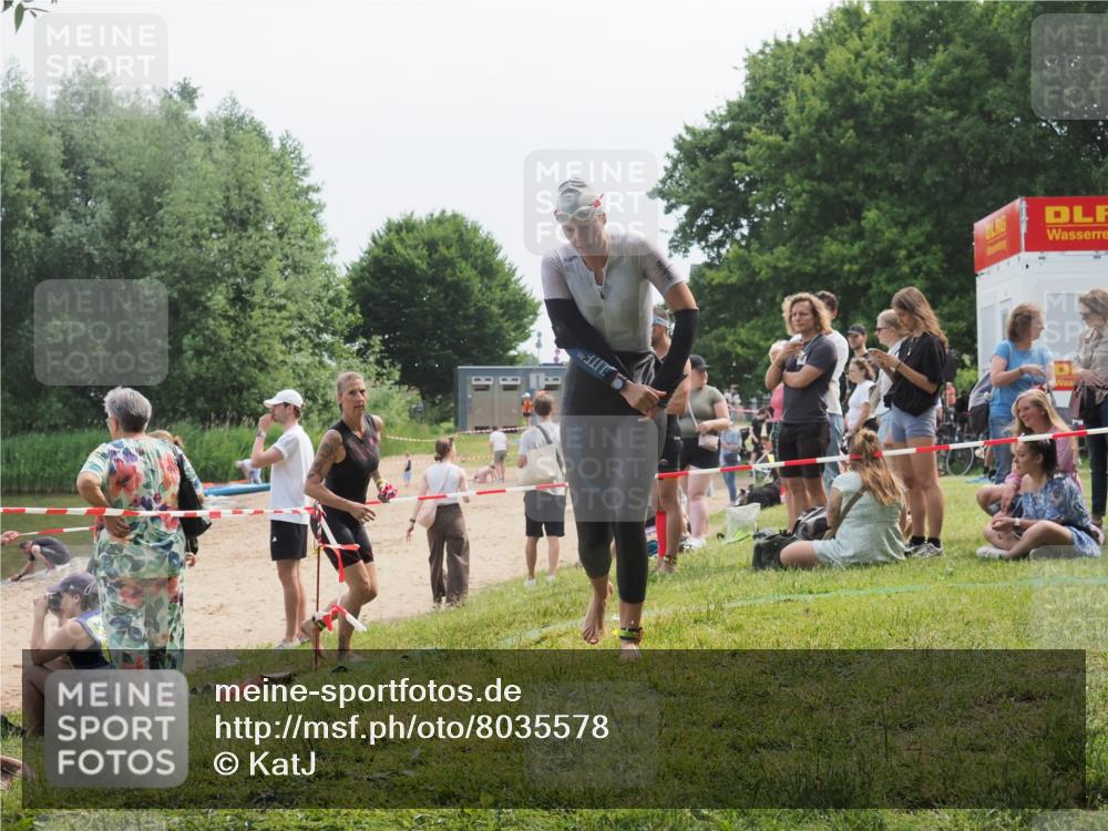 21.06.2025 - 27. Vierlanden-Triathlon KatJ http://msf.ph/oto/8035578 15.06.2025 11:20:24 Schwimmen 838, 880, 890, 926, 940 meine-sportfotos.de