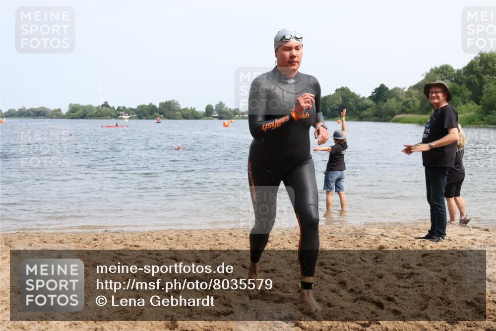 21.06.2025 - 27. Vierlanden-Triathlon Lena Gebhardt http://msf.ph/oto/8035579 15.06.2025 11:23:25 Schwimmen 950, 980 meine-sportfotos.de