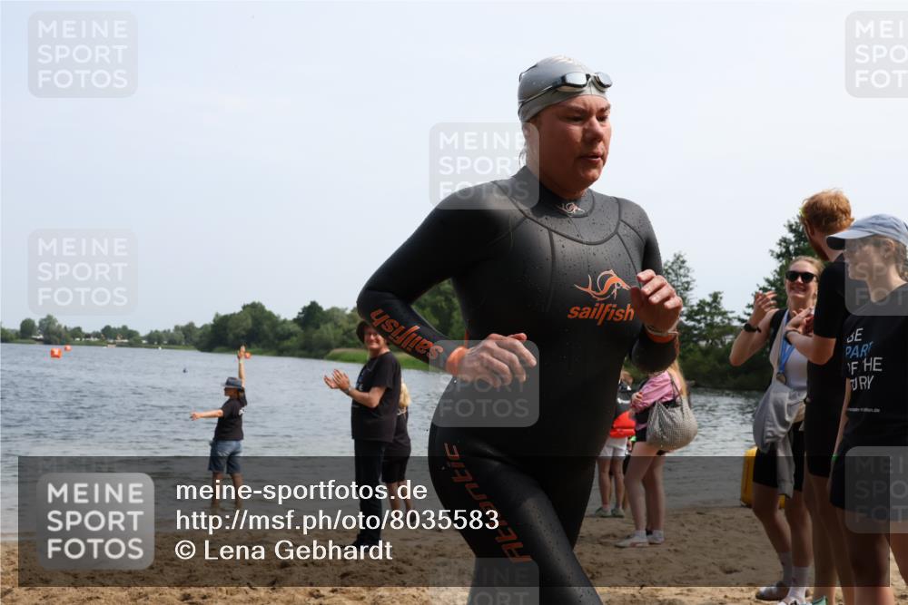 21.06.2025 - 27. Vierlanden-Triathlon Lena Gebhardt http://msf.ph/oto/8035583 15.06.2025 11:23:27 Schwimmen 950, 980 meine-sportfotos.de