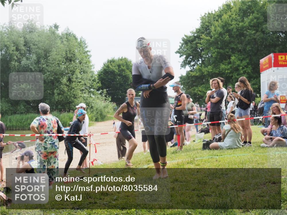 21.06.2025 - 27. Vierlanden-Triathlon KatJ http://msf.ph/oto/8035584 15.06.2025 11:20:25 Schwimmen 838, 880, 890, 926 meine-sportfotos.de