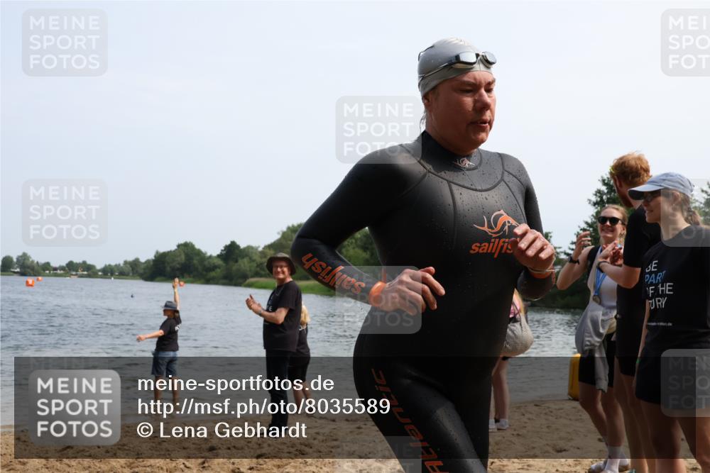 21.06.2025 - 27. Vierlanden-Triathlon Lena Gebhardt http://msf.ph/oto/8035589 15.06.2025 11:23:27 Schwimmen 950, 980 meine-sportfotos.de