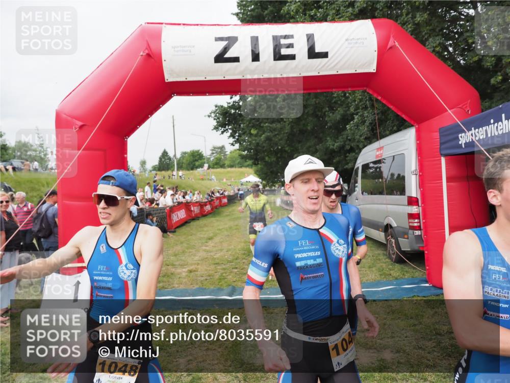 21.06.2025 - 27. Vierlanden-Triathlon MichiJ http://msf.ph/oto/8035591 15.06.2026 13:00:33 Ziel 94, 1044, 1046, 1047, 1048 meine-sportfotos.de