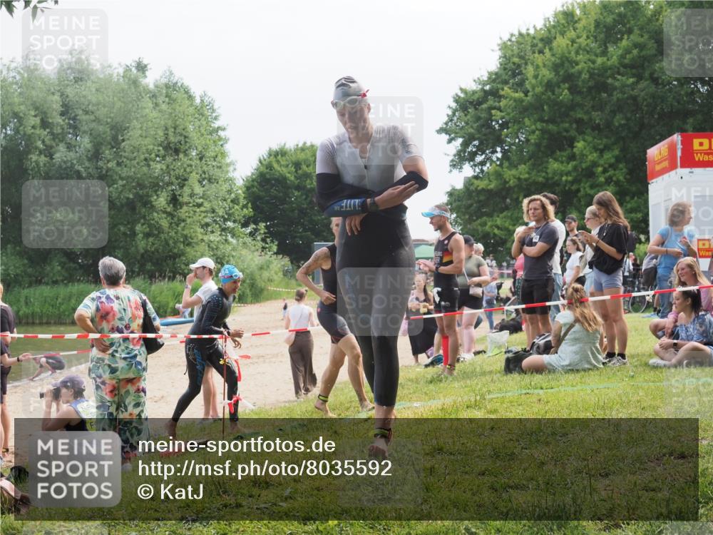 21.06.2025 - 27. Vierlanden-Triathlon KatJ http://msf.ph/oto/8035592 15.06.2025 11:20:25 Schwimmen 838, 880, 890, 926 meine-sportfotos.de