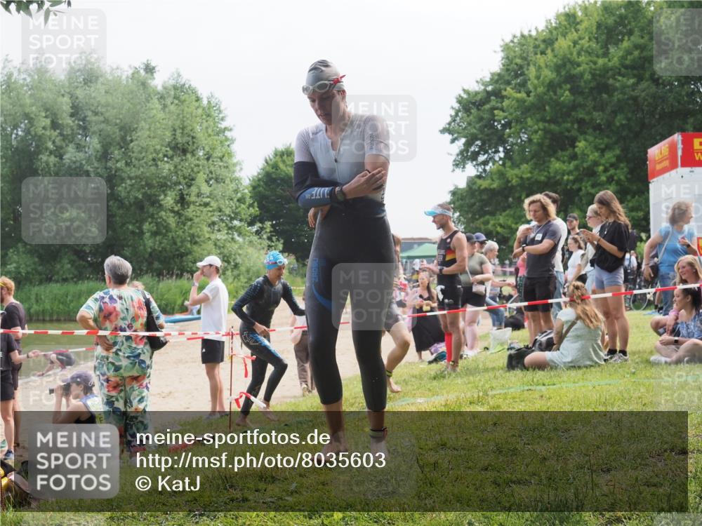 21.06.2025 - 27. Vierlanden-Triathlon KatJ http://msf.ph/oto/8035603 15.06.2025 11:20:25 Schwimmen 838, 880, 890, 926 meine-sportfotos.de