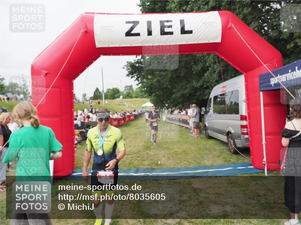 21.06.2025 - 27. Vierlanden-Triathlon MichiJ http://msf.ph/oto/8035605 15.06.2026 13:00:42 Ziel 12 meine-sportfotos.de