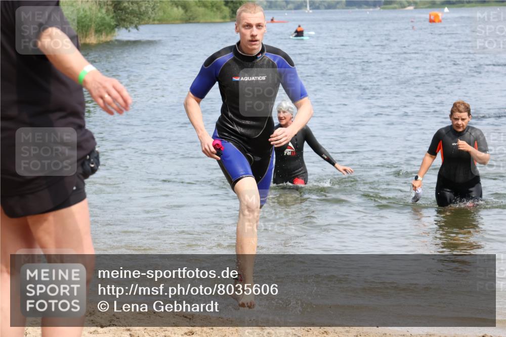21.06.2025 - 27. Vierlanden-Triathlon Lena Gebhardt http://msf.ph/oto/8035606 15.06.2025 11:23:45 Schwimmen 903, 955, 956 meine-sportfotos.de