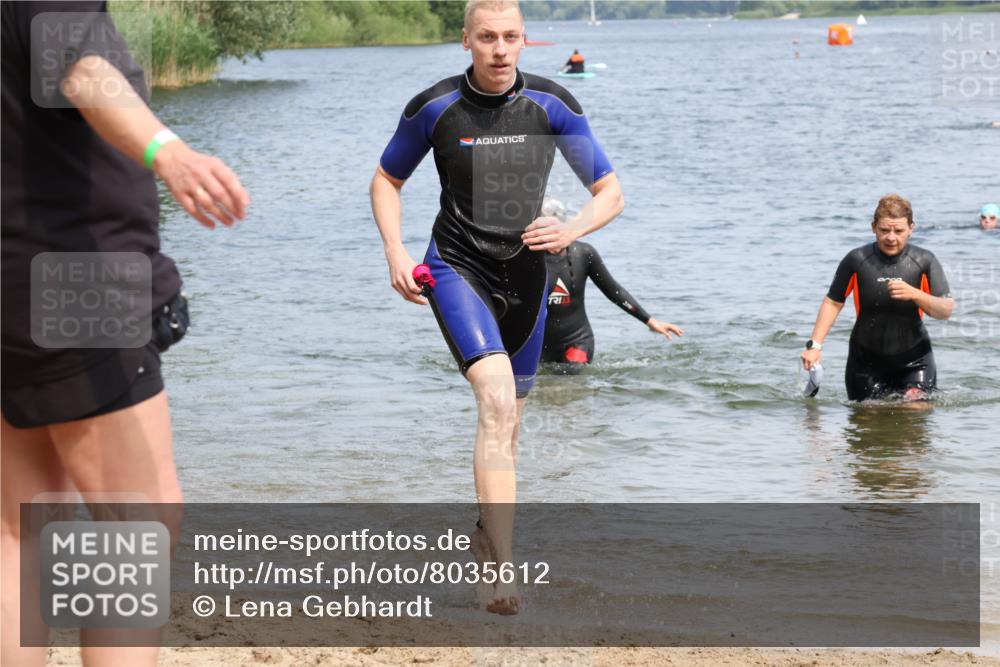 21.06.2025 - 27. Vierlanden-Triathlon Lena Gebhardt http://msf.ph/oto/8035612 15.06.2025 11:23:45 Schwimmen 903, 955, 956 meine-sportfotos.de