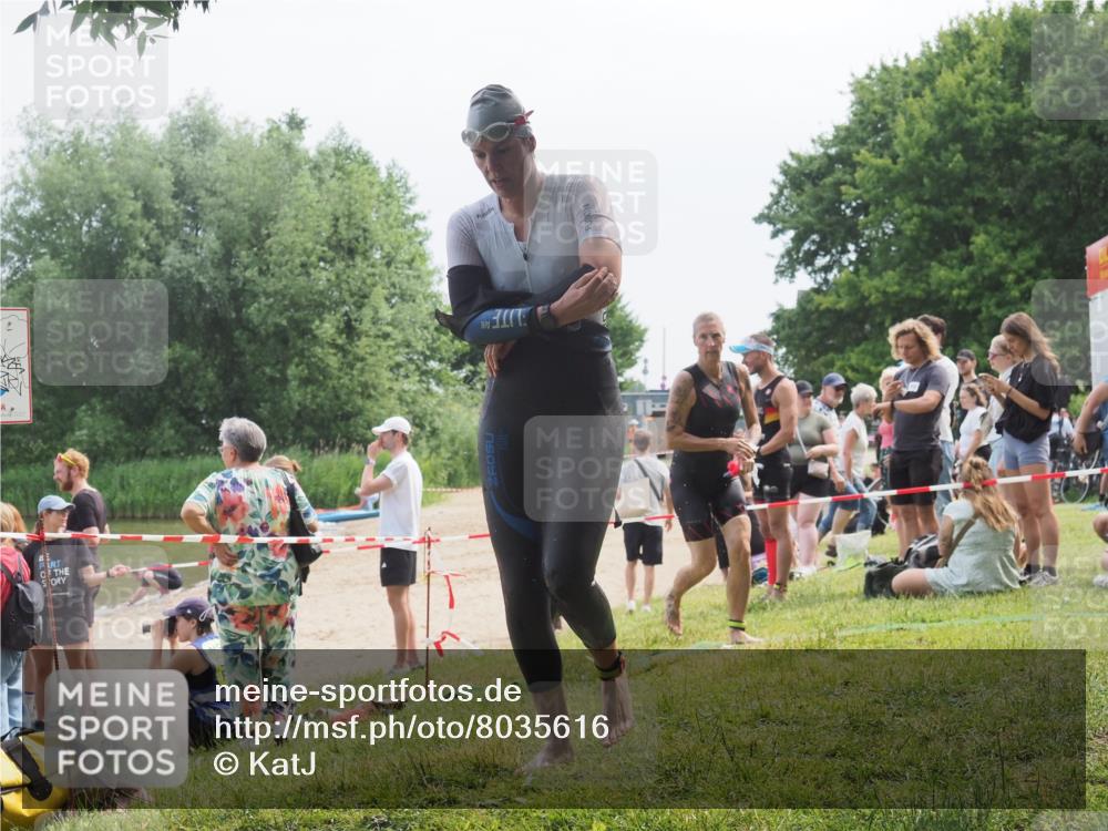 21.06.2025 - 27. Vierlanden-Triathlon KatJ http://msf.ph/oto/8035616 15.06.2025 11:20:25 Schwimmen 838, 880, 890, 926 meine-sportfotos.de