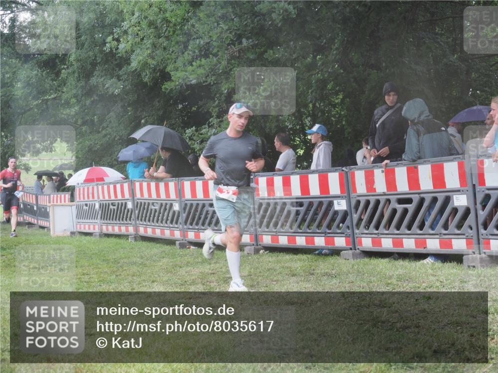 21.06.2025 - 27. Vierlanden-Triathlon KatJ http://msf.ph/oto/8035617 15.06.2025 13:52:17 Ziel 23, 776, 1117, 1163 meine-sportfotos.de