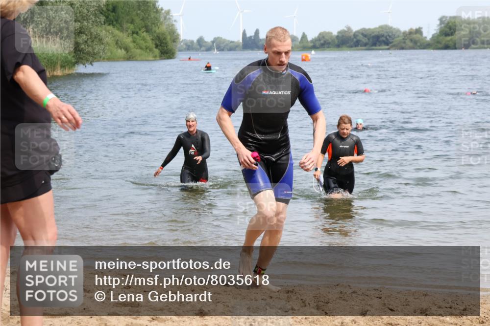 21.06.2025 - 27. Vierlanden-Triathlon Lena Gebhardt http://msf.ph/oto/8035618 15.06.2025 11:23:45 Schwimmen 903, 955, 956 meine-sportfotos.de
